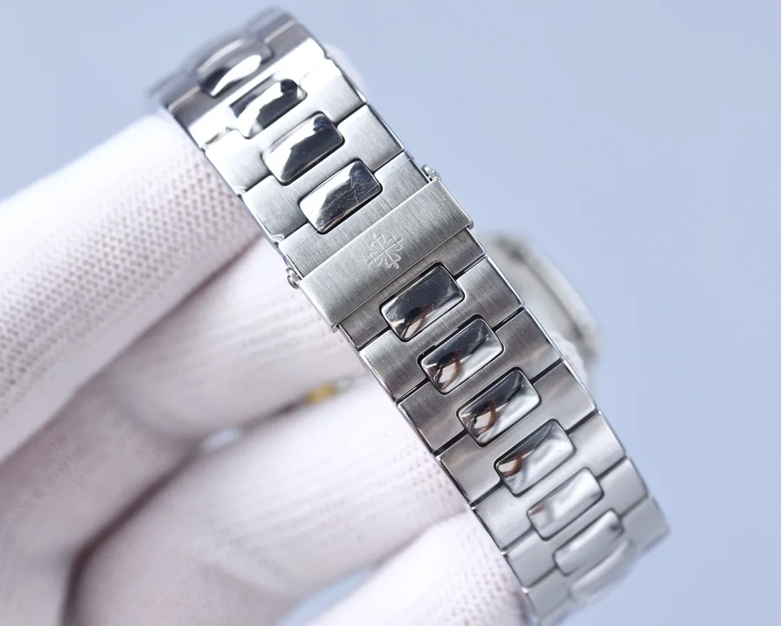 Patek Philippe Sporty Elegance Series 5726/1A-014 1. The structure of the case is the same as the original one. The hole on the case is beveled. When the screw is screwed in, it will move downward to tighten the front cover. The three-layer waterproof ring screw-in crown makes the case super waterproof. 2. The replica movement in the 3.0 era is modified to Cal.324 S QA LU 24 H movement 3. The steel strap has good texture, can be bent flexibly, and is comfortable to wear. It does not have the bending range of some versions on the market that is not enough to wear on small wrists, and the strap cannot be bent. The buckle is made of spring steel and has good elasticity. 4. Functions include three-hand time display, month and week calendar display, and moon phase 24h display. The functions are real and usable. The quick adjustment position of the month and week is different from other versions on the market and remains consistent with the original. 🔥Top quality products with constant quality🔥